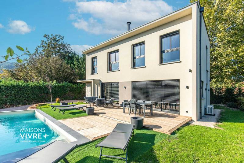 Maison contemporaine avec toiture terrasse et piscine : un projet lumineux près de Lyon
