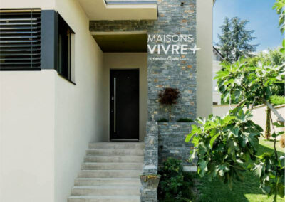 Maison contemporaine sur 3 niveaux en L dans les Monts d'Or