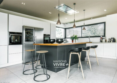Maison contemporaine sur 3 niveaux en L dans les Monts d'Or