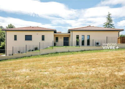 Maison moderne avec toiture traditionnelle à La Tour-de-Salvagny
