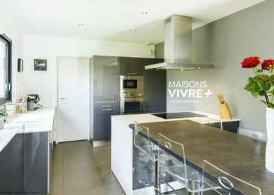 Maison contemporaine en toiture mixte en région Lyonnaise