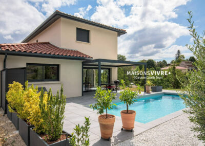Maison contemporaine sur terrain en pente à proximité de Bourgoin Jallieu