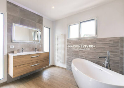 Maison contemporaine sur terrain en pente à proximité de Bourgoin Jallieu