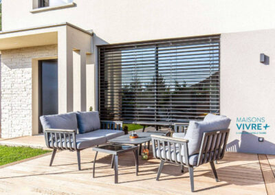 Maison contemporaine avec toiture terrasse et piscine : un projet lumineux près de Lyon