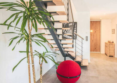Maison contemporaine avec terrasse couverte dans l'Ain près de Miribel : lumière naturelle et design moderne