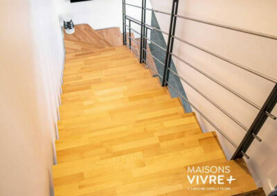 Maison contemporaine avec terrasse couverte dans l'Ain près de Miribel : lumière naturelle et design moderne