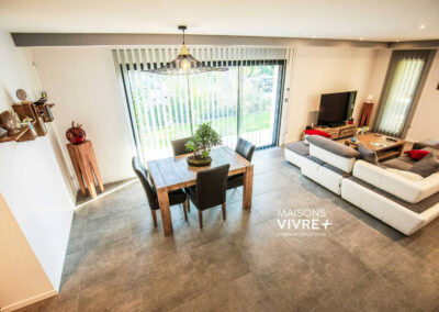 Maison contemporaine avec terrasse couverte dans l'Ain près de Miribel : lumière naturelle et design moderne
