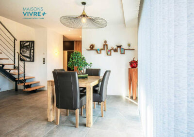 Maison contemporaine avec terrasse couverte dans l'Ain près de Miribel : lumière naturelle et design moderne
