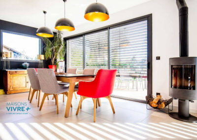 Maison contemporaine avec toiture terrasse et piscine : un projet lumineux près de Lyon
