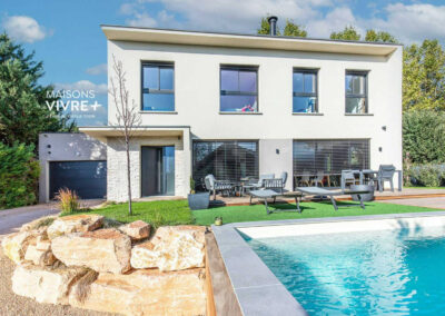Maison contemporaine avec toiture terrasse et piscine : un projet lumineux près de Lyon