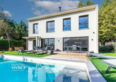 Maison contemporaine avec toiture terrasse et piscine : un projet lumineux près de Lyon
