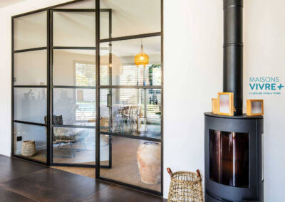 Maison moderne de plain-pied avec toiture mixte, jardin et piscine dans l'Ain : un projet lumineux et haut de gamme