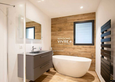 Maison moderne de plain-pied avec toiture mixte, jardin et piscine dans l'Ain : un projet lumineux et haut de gamme