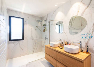 Maison moderne de plain-pied avec toiture mixte, jardin et piscine dans l'Ain : un projet lumineux et haut de gamme