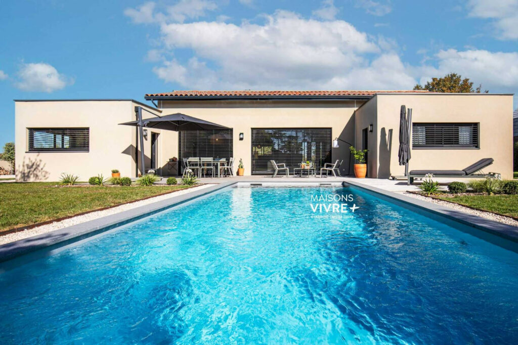 Maison moderne de plain-pied avec toiture mixte, jardin et piscine dans l'Ain : un projet lumineux et haut de gamme