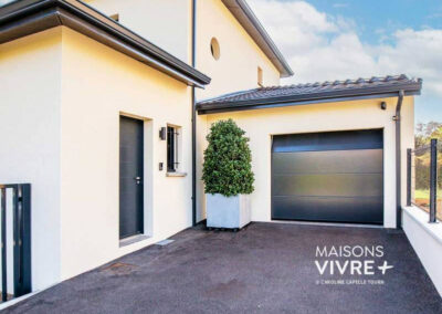 Maison contemporaine avec terrasse couverte dans l'Ain près de Miribel : lumière naturelle et design moderne