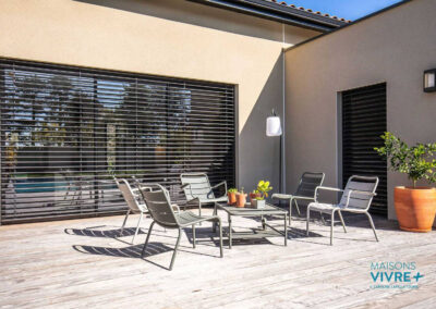 Maison moderne de plain-pied avec toiture mixte, jardin et piscine dans l'Ain : un projet lumineux et haut de gamme