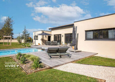 Maison moderne de plain-pied avec toiture mixte, jardin et piscine dans l'Ain : un projet lumineux et haut de gamme