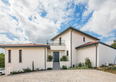 Maison contemporaine sur terrain en pente