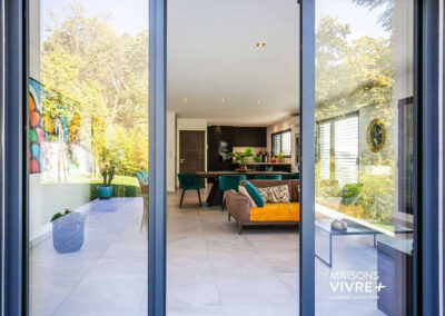 Maison contemporaine avec toit-terrasse, piscine et prestations haut de gamme dans le Rhône près de Lyon