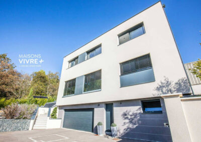 Maison contemporaine avec toit-terrasse, piscine et prestations haut de gamme dans le Rhône près de Lyon