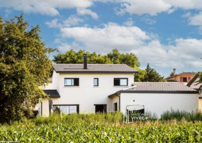 Maison traditionnelle avec tuiles foncées