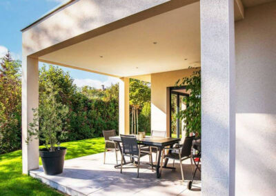 Maison contemporaine avec terrasse couverte dans l'Ain près de Miribel : lumière naturelle et design moderne