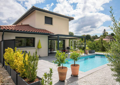 Maison contemporaine sur terrain en pente
