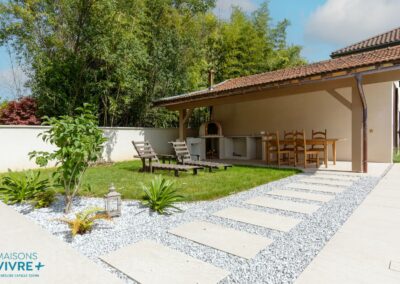 Côté jardin avec partie couverte par l'avancée de toit