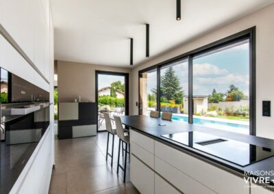 Cuisine agréable avec vue sur la piscine