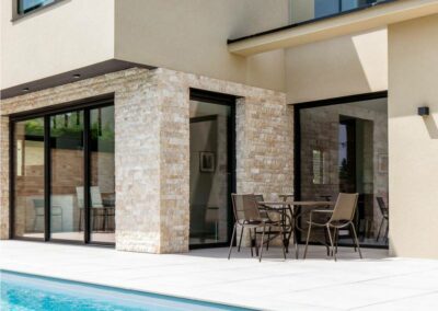 Vue de la terrasse et de la piscine